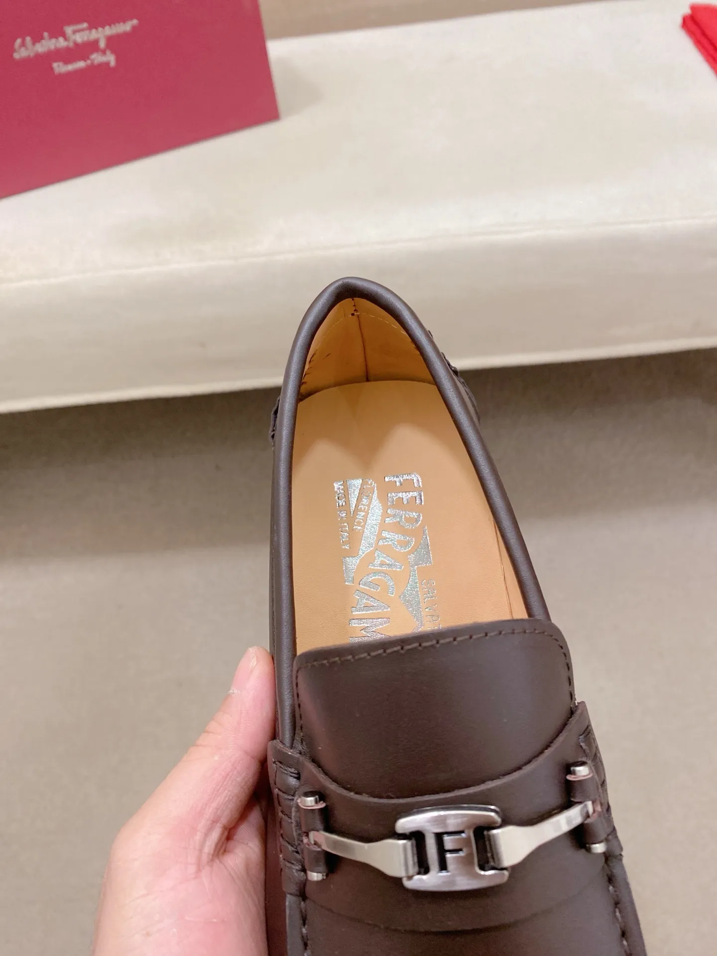 Factory price: 540💰High-end quality! Ferragamo🆕🆕Exclusive hot-selling products in stock🔥🔥New products on the shelves, high-quality Ferragamo men's pea shoes, high-end casual driving shoes, with complete packaging! 💪 💪 Material: imported first-layer cowhide 🐂 + imported high-quality water-dyed cowhide lining + wear-resistant outsole 👍🏻👍🏻 Features: high-end and comfortable, purely handmade 🚀 🚀 Create the perfect shoe that suits you best 🔥 🔥 Size: (38-44) 45 standard size can be customized!